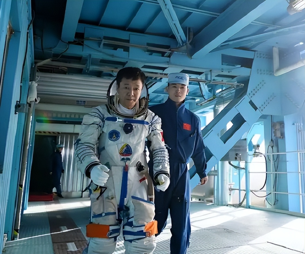 神十五航天员邓清明,苦训24年终于圆梦,曾直言:对不起老婆孩子