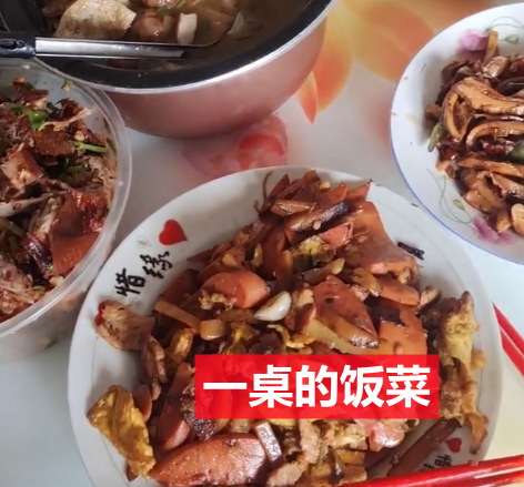 安徽:女子跟丈夫回家,埋怨婆婆招待:做了十二个菜,四个是剩菜