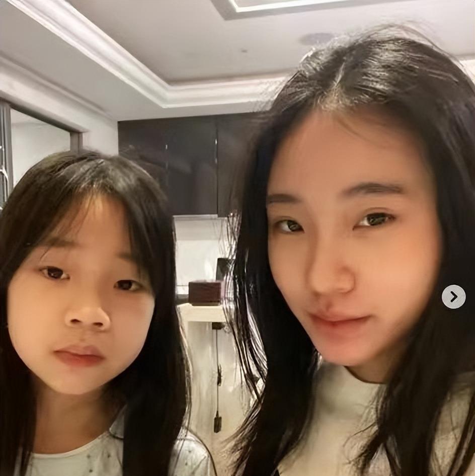 穿衣搭配 小S女儿瘦身太过,穿吊带暴露孱弱体态,眼神迷离看着太没精神