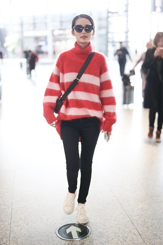 李沁|李沁的生图真能打，穿红色短裙好优雅，衬衫上的红嘴唇看着有个性