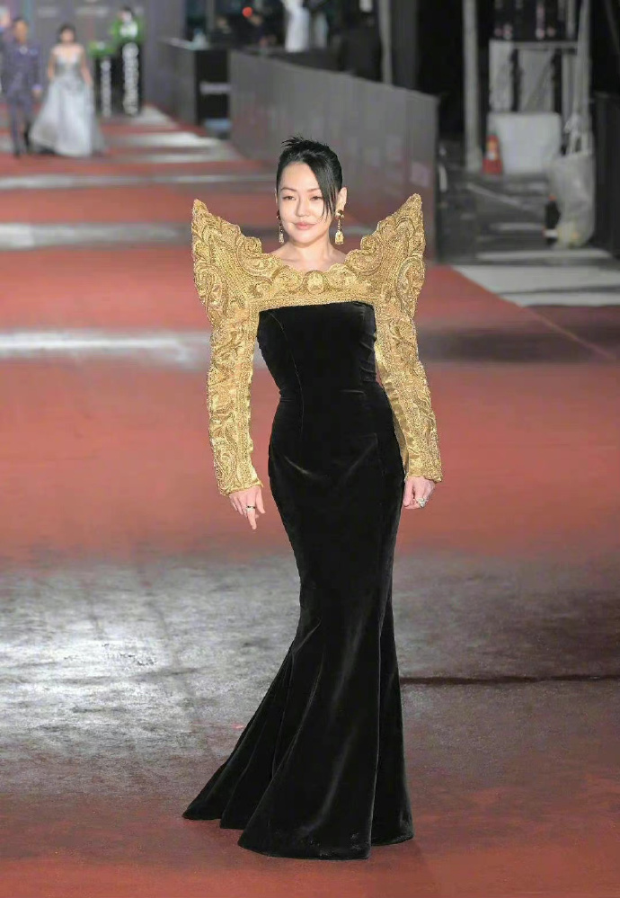 小S|小S红毯造型翻车,和模特对比像买家秀,曾宝仪黄子佼一言难尽