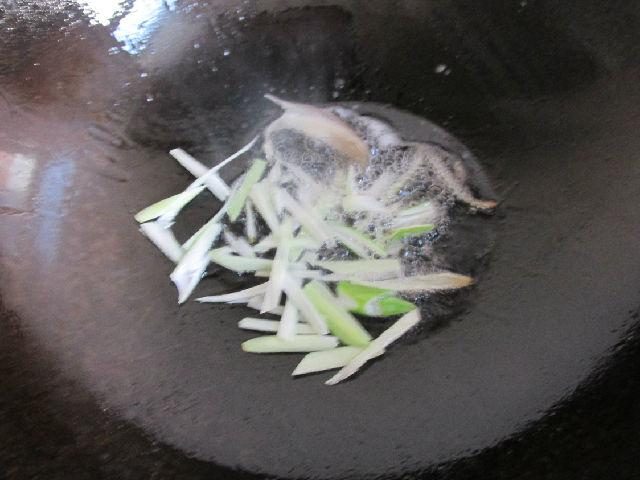 年糕不是过年才吃，用普普通通的食材炒出了好吃的家常年糕