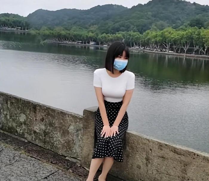 回顾杭州郑女士现状:为带货摘下口罩,被网友差评骂哭,小号开始擦边