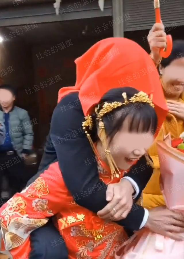 男子戴着红盖头做上门女婿,儿子女儿都是嫁,新娘笑得合不拢嘴