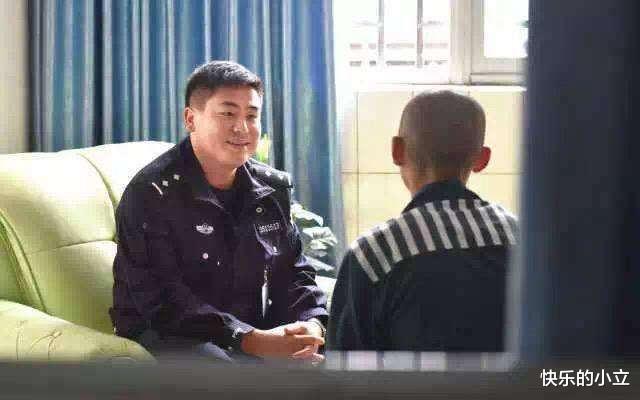 19年一男子14年入狱6次,狱警发觉其身份异常,调查档案后潸然泪下