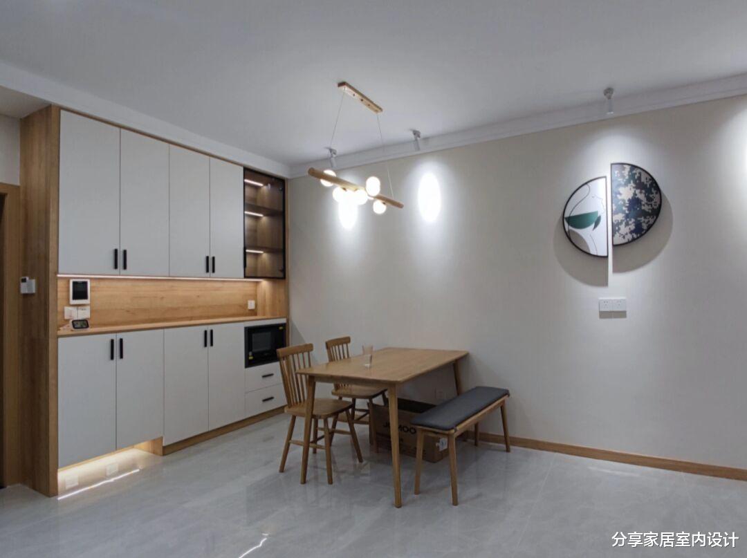 看她家极简原木风，全屋基本不做吊顶，过道设计嵌入式柜子很实用