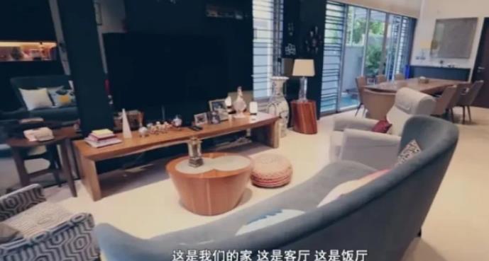 走进许绍雄现实中的家,一家人如今定居新加坡,室内坚持中式装修