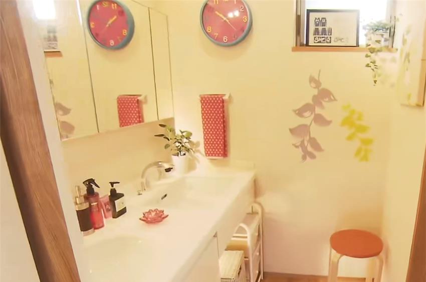 日本五个女生共睡一屋,用棉被隔开当房间,过着极致蜗居的生活