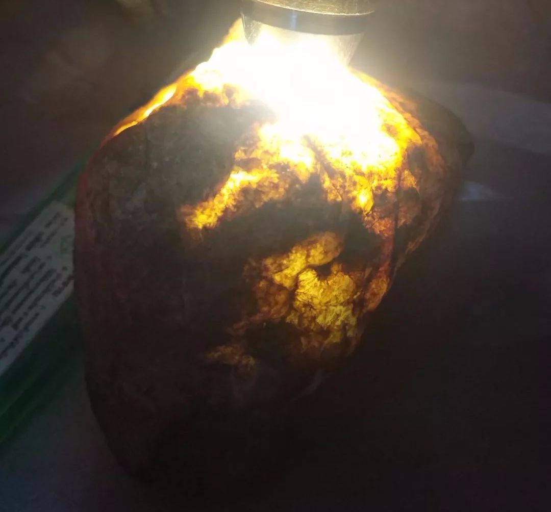 翡翠|2800淘的一块形状奇特的翡翠原石，雕刻出的麒麟更显霸气！