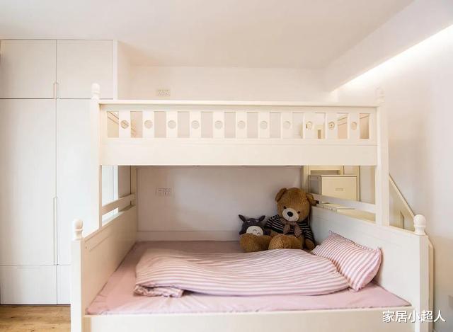 她坚持去除客厅背景墙,还在卫生间设计储物区,成果却让人惊艳