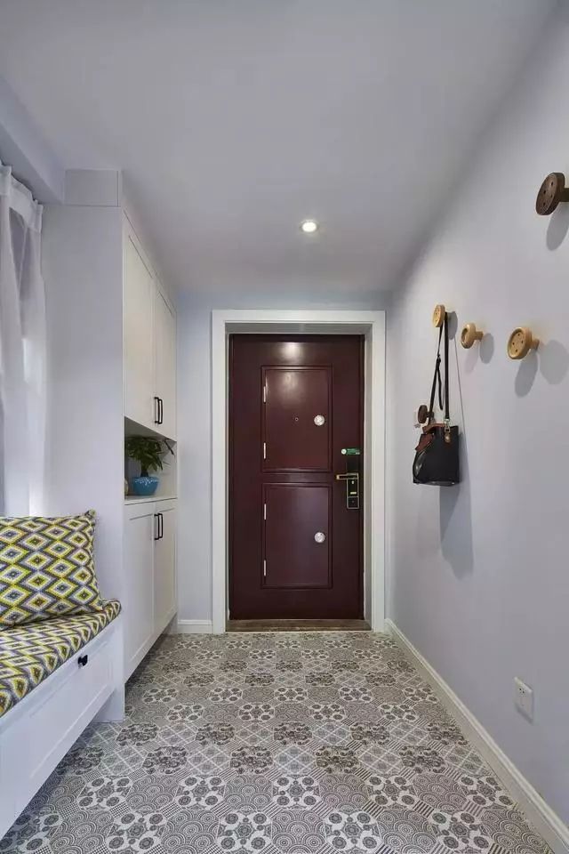 到朋友家参观，一进大门就看到一个多功能鞋柜，非常漂亮！