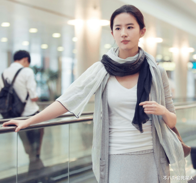 董洁|同样20岁的年纪，一个亭亭玉立，一个“土”成大妈，差距真大啊