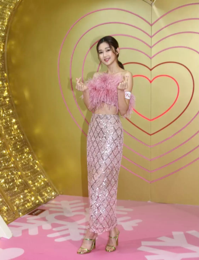 岑丽香|华姐冠军，嫁富豪后三年抱俩，如今晒泳装玩水照，白滑大长腿抢镜