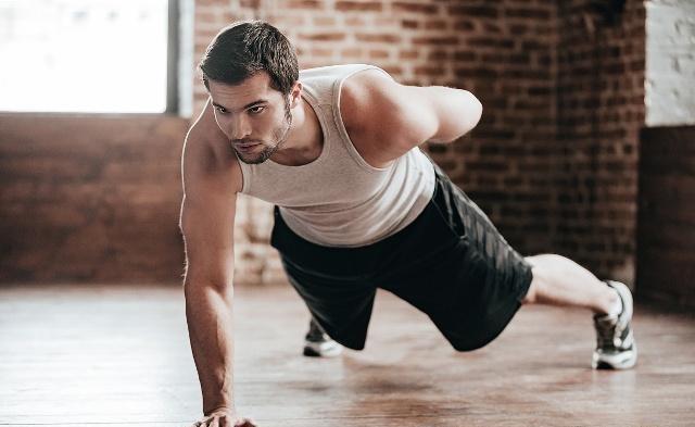 戒烟|俯卧撑的标准是多少?男人不妨自测一下,看你是否达标