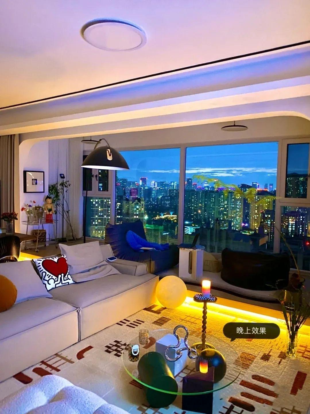 同样阳台纳入室内,他家就格外优秀,靠着落地窗,局部抬升做地台