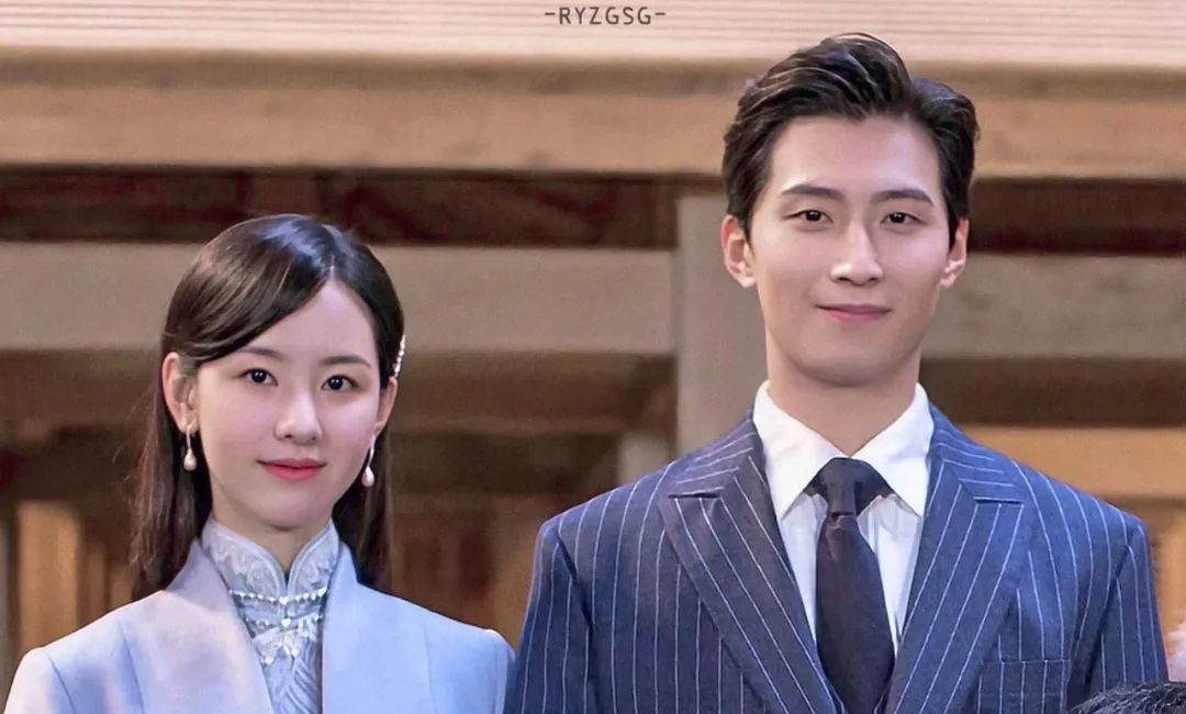 何超莲|何超莲道歉后现身机场双眼无神，窦骁卷起袖子牵手女友满满保护欲