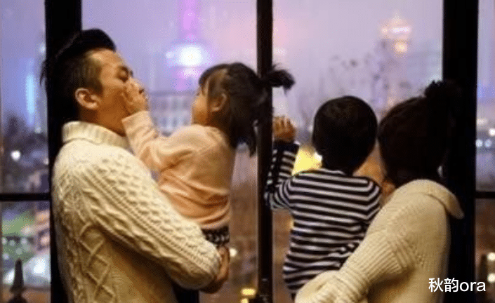 靳东|靳东:与离过婚的江珊同居5年,却为何转身娶了二婚的李佳?