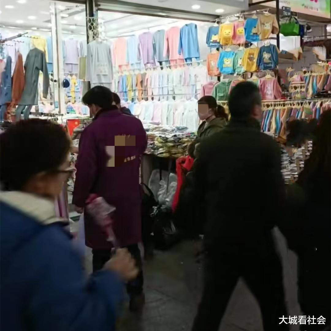 江苏一女子逛童装店,网上卖11店里卖40,嫌贵被老板怼:干脆送你