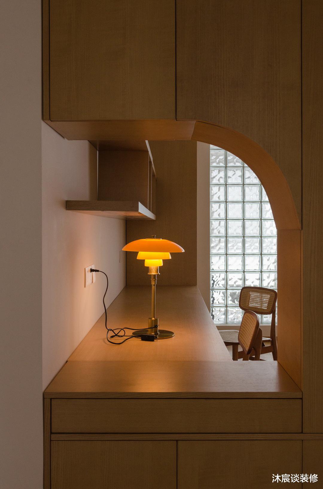 “穷装修”又赢了,他家用大白墙搭配原木家具,轻松打造清爽的家