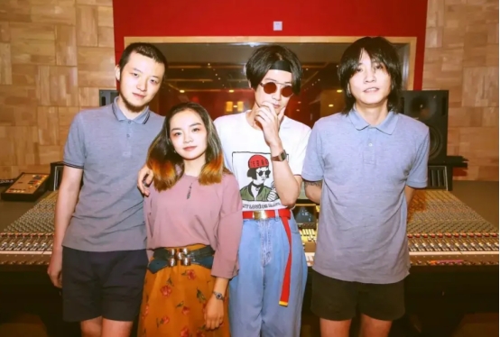 |知名歌手曝大瓜!揭露女经纪人大量丑闻,称其同时交往10个男友