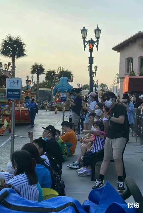 王祖蓝|王祖蓝带俩女儿逛环球影城，李亚男最高，合照时屈膝细节太有爱