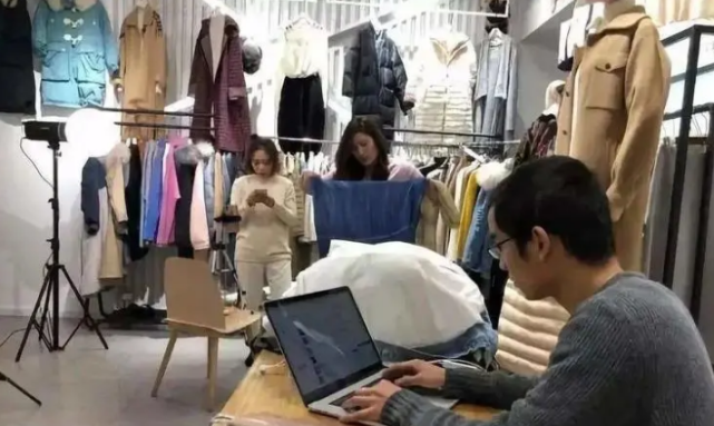 电子商务|“活下去”才是当务之急,满大街旺铺转让,实体店的出路在哪?