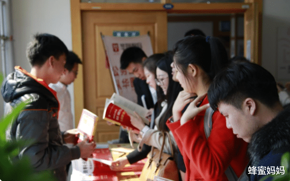 退休|“处级公务员”退休工资是多少？不同城市差异大，上海可达万元
