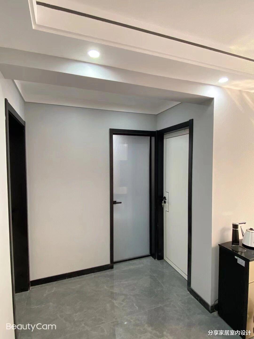 她家新房装修结束，全屋定制的柜子美观又实用，太让人羡慕啦！