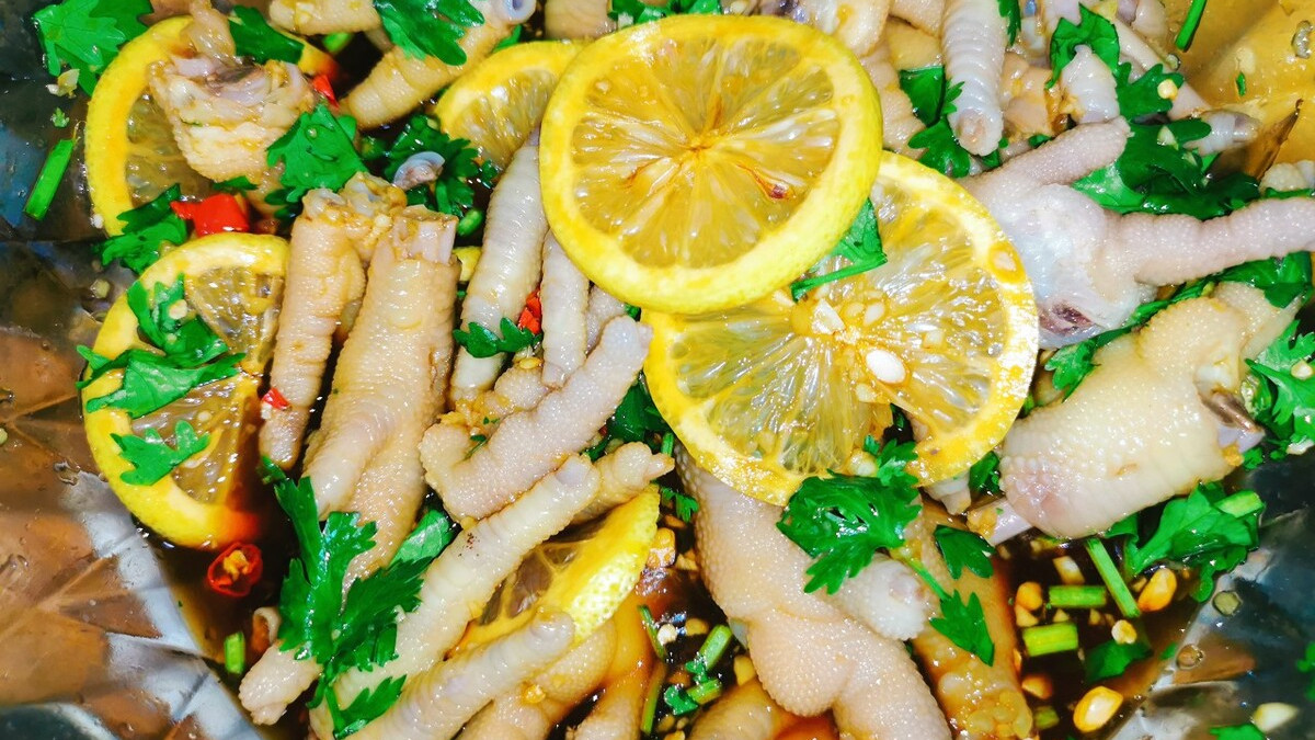 立秋润燥，饮食上可“减辛增酸”，多吃“3黄2白1红”，润肺养胃