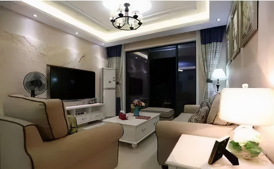 82㎡两居室，媳妇硬要玄关装镜子，阳台开放式，装修完才知实用