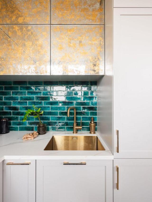 |贴壁纸也不会土,大自然风的30平公寓,华丽配色,材质美,色彩美