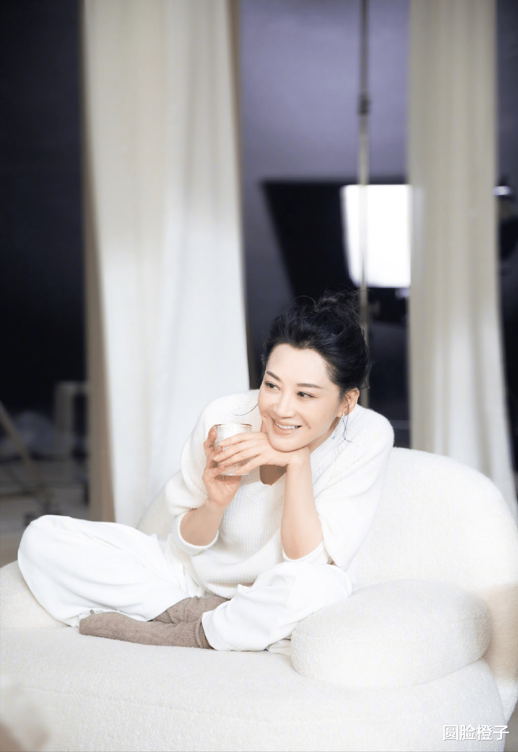 穿衣搭配 53岁许晴美上“热搜”，穿一身白色简单高级，笑意盈盈美丽从容
