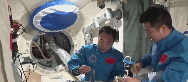 3名航天员每天约需1650升氧气,执行180天任务所需氧气从何而来?