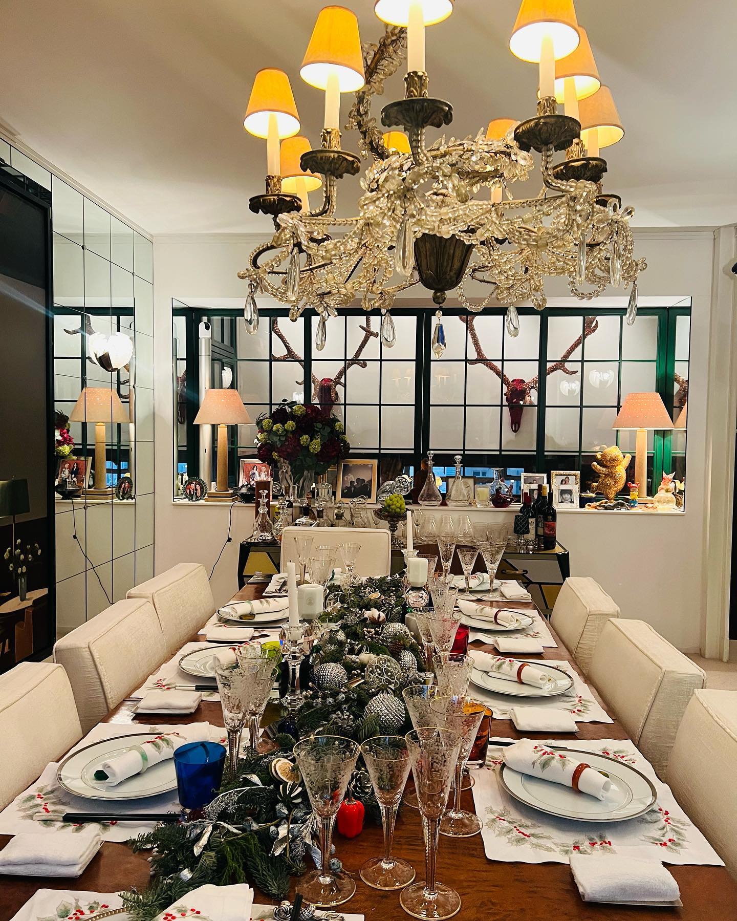 梁朝伟|梁朝伟回国头发花白变化大!与刘嘉玲秀恩爱,豪宅内2米桃树吸睛