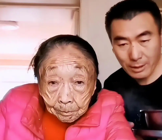 李玉成|李玉成独自啃熏鸡,让85岁马玉琴米汤配剩菜,网友:藏不住了?