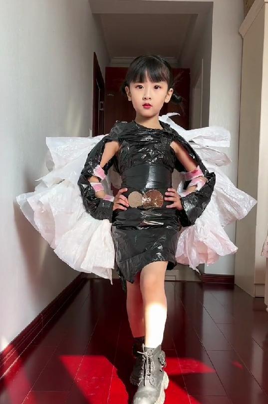 家长用垃圾袋给女儿做礼服，时尚漂亮气场十足，却引发网友争论