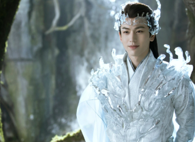 白梦妍|28岁女星曝恋情,与小3岁演员连续两天同回一家