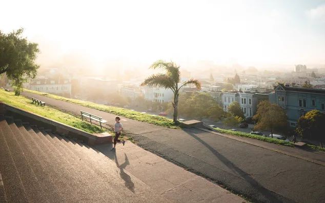 张译|张艺谋72岁,但保持每天跑步5公里,张译都点赞