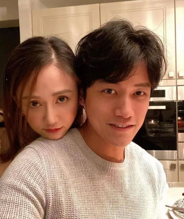 陈乔恩|香港偶遇陈乔恩艾伦，肤白貌美气质好，小餐厅吃饭接地气