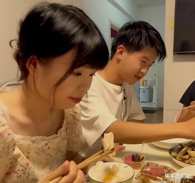 汤怡|孙卓一家五口登山赏月后,家里又添新成员,“孙煌”来历很可爱