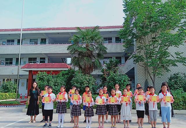 儿子9年得270张奖状,家中3面墙壁贴不下