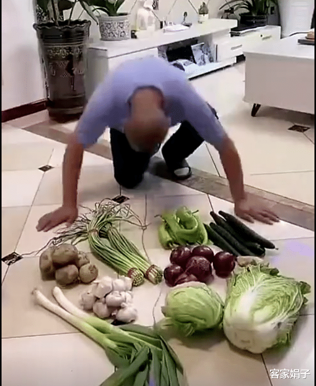 激动万分!男子居家收到政府免费蔬菜包,竟单膝跪地拜三拜!