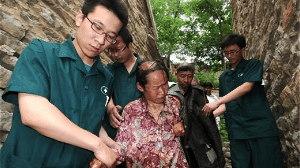 ?夫妻山洞与世隔绝39年，妻子已兽化，爪子和撕咬能力比野兽还强！