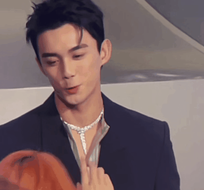 吴磊|赵露思公开22岁小狼狗，182cm八块腹肌的年下弟弟，谁不心动啊？