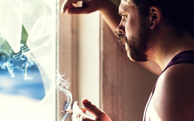 艾灸|抽了一辈子烟的人,突然戒烟,对身体有害?医生终于说了大实话