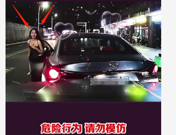 马自达倒车撞坏后车,看到女司机那刻,宁愿被撞10次