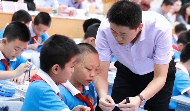 课后延时服务实行后，老师的补贴有多少？看到金额后网友有话要说