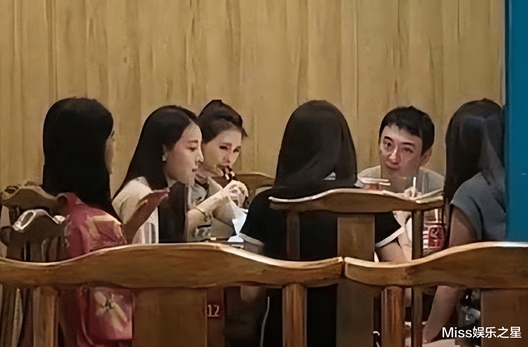 王思聪|王思聪现身酒吧门口,两名女子当众争抢位置,网友称现场堪比选妃