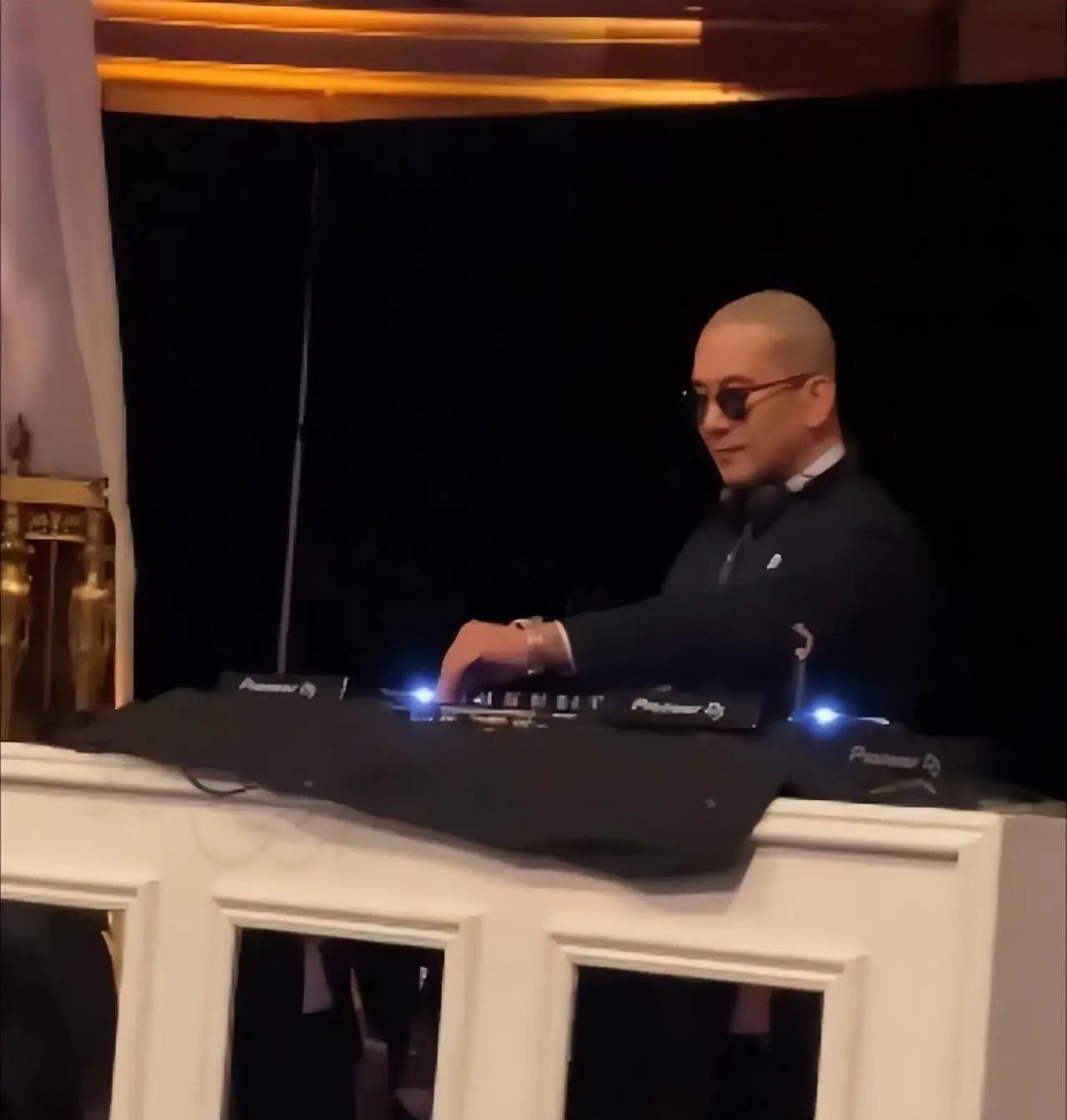 张兰|张兰六次凹造型直播间打碟，兰姐是要抢具俊晔饭碗？向太甘拜下风