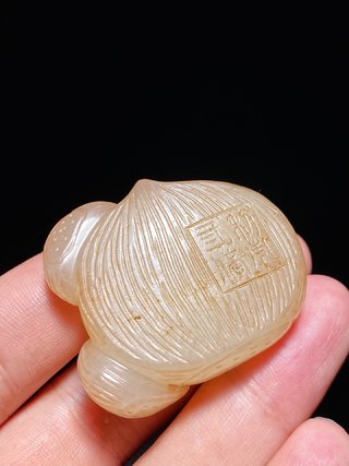 和田玉籽料|清 和田玉籽料 白玉沁色 利市三倍 把件挂件